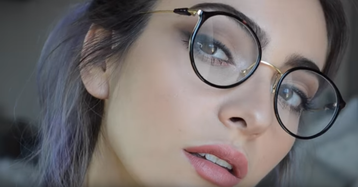 YouTubers  Maquillaje para mujeres que usan lentes, de la mano de Anna Sarelly