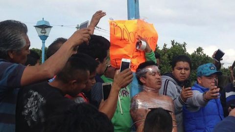 Los pobladores de Ixmiquilpán ya habían entregado al sospechoso a las autoridades. Foto: Twitter/@TelRojo