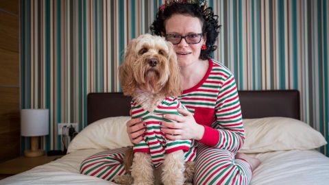 Helena Mueller con su perrita Cockapoo, Lola.