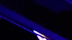 Vasyl Lomachenko es sujetado de los brazos por Guillermo Rigondeaux, quien no fue rival para el ucraniano.