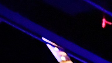 Vasyl Lomachenko es sujetado de los brazos por Guillermo Rigondeaux, quien no fue rival para el ucraniano.