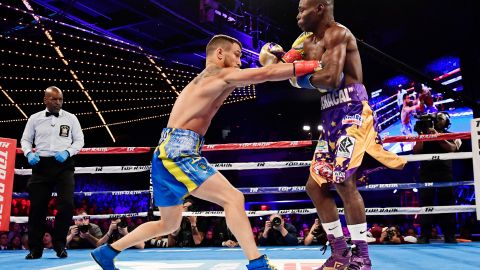 Vasyl Lomachenko es sujetado de los brazos por Guillermo Rigondeaux, quien no fue rival para el ucraniano.