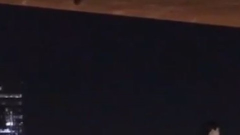 Agentes del Departamento de Policía de Los Ángeles en el estacionamiento donde se encontró el cuerpo de la víctima.