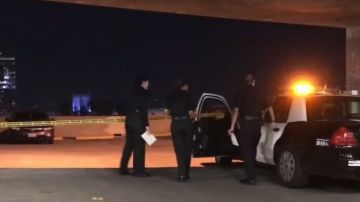 Agentes del Departamento de Policía de Los Ángeles en el estacionamiento donde se encontró el cuerpo de la víctima.