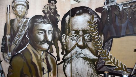 Detalle del mural titulado "Remembranza de hierro y fuego", realizado por los artistas urbanos Wendy Arellano, Luis Sánchez, y Ricardo Mosterin.