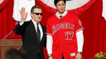 Arte Moreno, propietario de los Angels, presenta al pelotero japonés Shohei Ohtani en Anaheim.