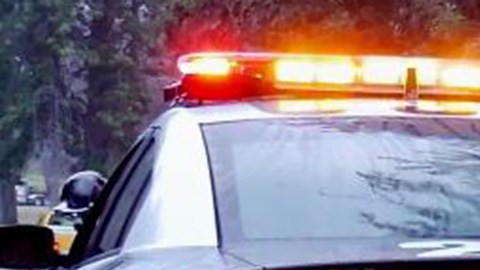 Agentes recorren la escena del crimen tranquilizando a residentes y comerciantes.