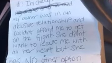 La mujer dejó una nota junto al cachorro.