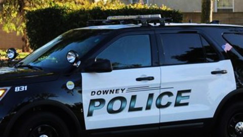 Agentes de Downey patrullan la zona esperando atrapar a los criminales.