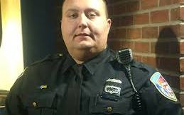 El oficial de policía del condado de Westchester evita que un conductor se atragante.