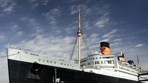 El Queen Mary es un histórico transatlántico que fue atracado y convertido en una atracción turística.