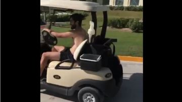 Rodolfo Pizarro se "robó" un carrito de golf en un hotel de Cancún