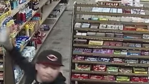 Las cámaras de seguridad captaron al sospechoso.