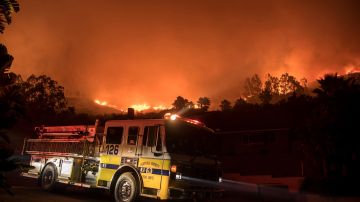 Un camión de bomberos del condado de Ventura colabora en las labores de extinción de un incendio.