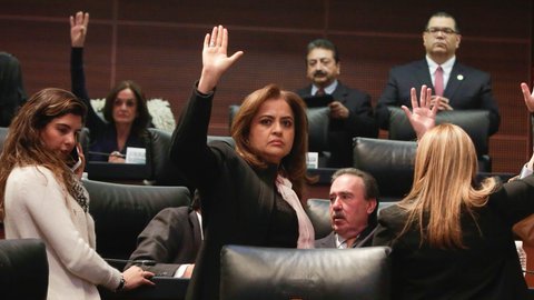 Senadores mexicanos aprueban en comisiones polémica ley. Twitter