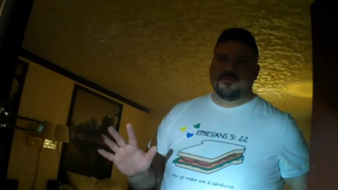 El Departamento de Policía de Moore publicó la grabación del arresto del senador Ralph Shortey en un Motel Super 8 en Moore, Oklahoma.