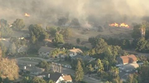 El "Incendio Thomas" amenaza hogares en el condado de Ventura.