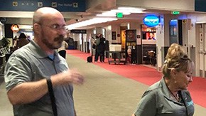 Voluntarios recorren los pasillos de la central aérea provocando sorpresa y sonrisas.