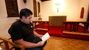 Alejandro Antonio Burgos Mejía ha encontrado un hogar en la Iglesia Episcopal San Lucas de Long Beach. (Aurelia Ventura/La Opinion)