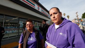 Integrantes de la red de respuesta rápida de Los Angeles. Una nueva guía difunde las estrategias de organización para defender a los inmigrantes.  (Photo by Aurelia Ventura/La Opinion)