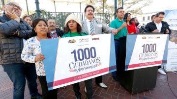 Activistas proinmigrantes lanzaron ayer un esfuerzo para convertir en ciudadanos a 1,000 residentes permanentes. (Aurelia Ventura/ La Opinion)