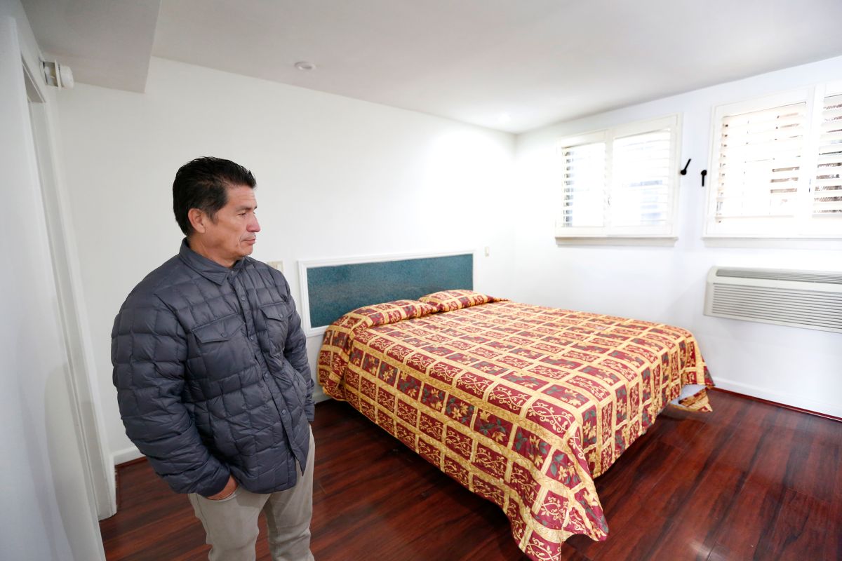 José Carmona Durón visita uno de los cuartos de lo que será una vivienda de transición en Hollywood. / Foto: Aurelia Ventura. 