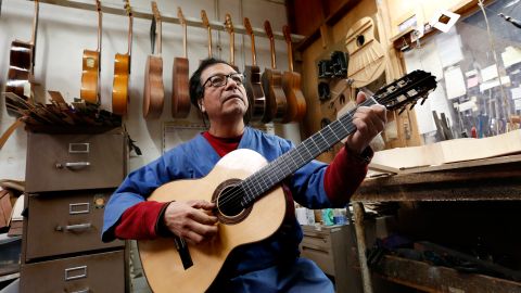 Germán Vázquez Rubio es el creador de la guitarra que aparece en la cinta Coco. (Aurelia Ventura/La Opinion)