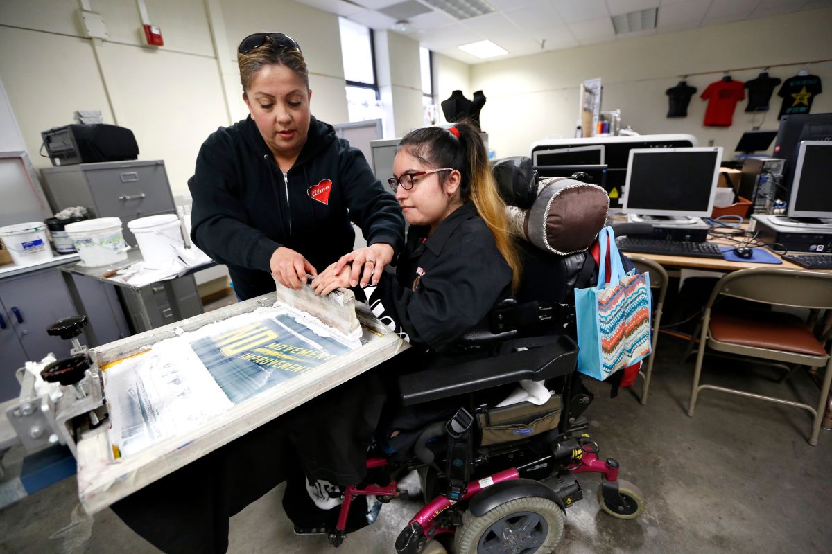 Marilyn Cisneros de 21 años durante una clase en la escuela Widney CTC.  Widney CTC que provee educacional vocacional a adultos jóvenes con discapacidades físicas e intelectuales. (Aurelia Ventura/La Opinion)