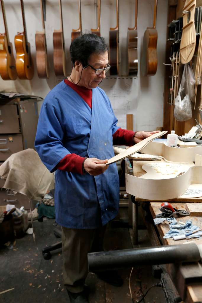 Le toma a Vázquez Rubio dos meses fabricar una replica de la guitarra de la cinta Coco. (Aurelia Ventura/La Opinion)