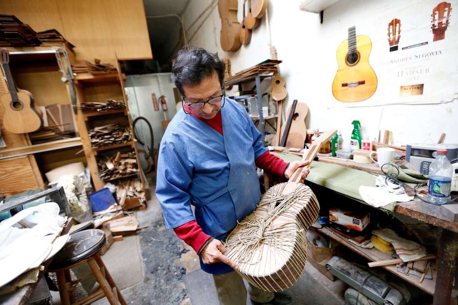 Vázques Rubio muestra una guitarra que está en proceso de fabricación. (Aurelia Ventura/La Opinion)