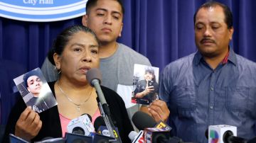 01/30/18 /LOS ANGELES/ Parents of murdered victim Juan Luna, Monica Torres and Vicente Luna and brother Alberto Luna, during a press conference at city hall where City Councilmember Mitch OÕFarrell announced of a $50,000 reward in an effort to generate leads to the murder case out of Historic Filipinotown. A reward is being offered for the arrest and conviction in the investigation involving the fatal stabbing of Juan Carlos Luna. (Photo by Aurelia Ventura/La Opinion)