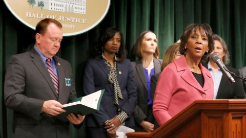 El sheriff del condado, Jim McDonnell (izda) y la fiscal del distrito Jackie Lacey (derecha) se han negado a revelar registros públicos