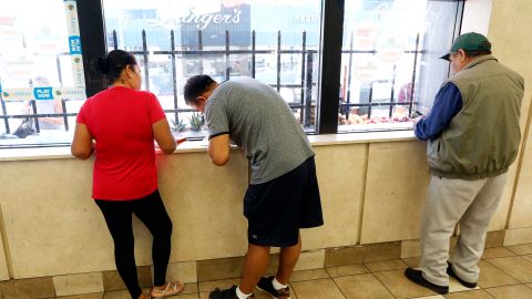 La pandemia de COVID hace que los migrantes dejen de ir a la tiendita a mandar dinero, y hagan la transición a las remesas digitales. (Photo by Aurelia Ventura/La Opinion)