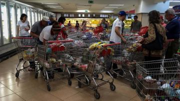 Los venezolanos buscan aprovechar las rebajas en los productos de los supermercados. /EFE