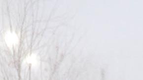 Una mujer camina por la calle durante una tormenta de nieve en Rusia/ EFE