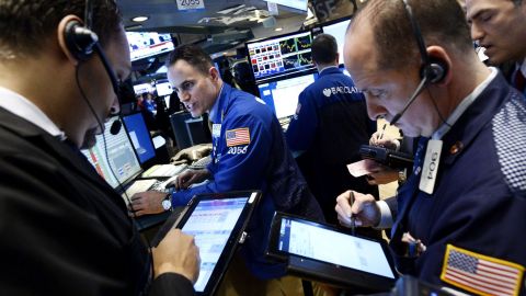 Agentes de Bolsa trabajan en el parqué de Nueva York, Estados Unidos.