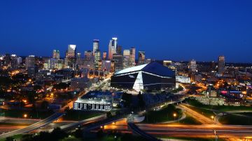 El bello estadio US Bank, donde el 4 de febrero se jugará el Super Bowl, domina esta imagen del centro de Minneapolis.