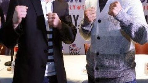 De izquierda a derecha, Brian Viloria, Carlos Cuadras, 'Gallo' Estrada y McWilliams Arroyo, participantes en una función de pequeños gigantes el 24 de febrero en Los Ángeles.