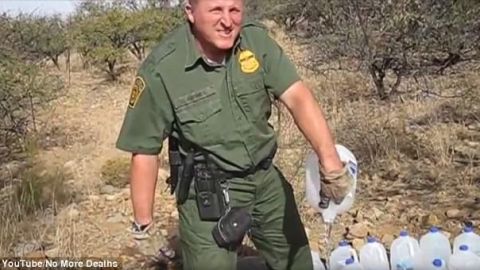 Entre 2012 y 2015 la organización No More Deaths dejó 120,000 litros de agua para socorrer a indocumentados en la frontera 
