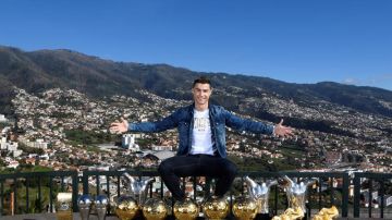 Cristiano Ronaldo posó con sus trofeos personales, para recibir al 2018 en Madeira, Portugal
