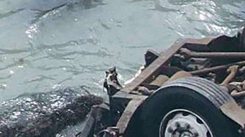 Bomberos y policías durante el rescate.