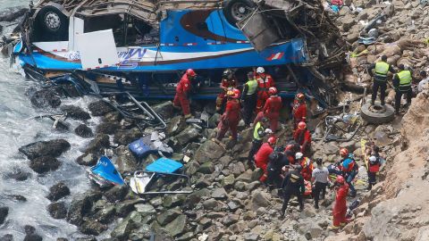 Bomberos y policías durante el rescate.