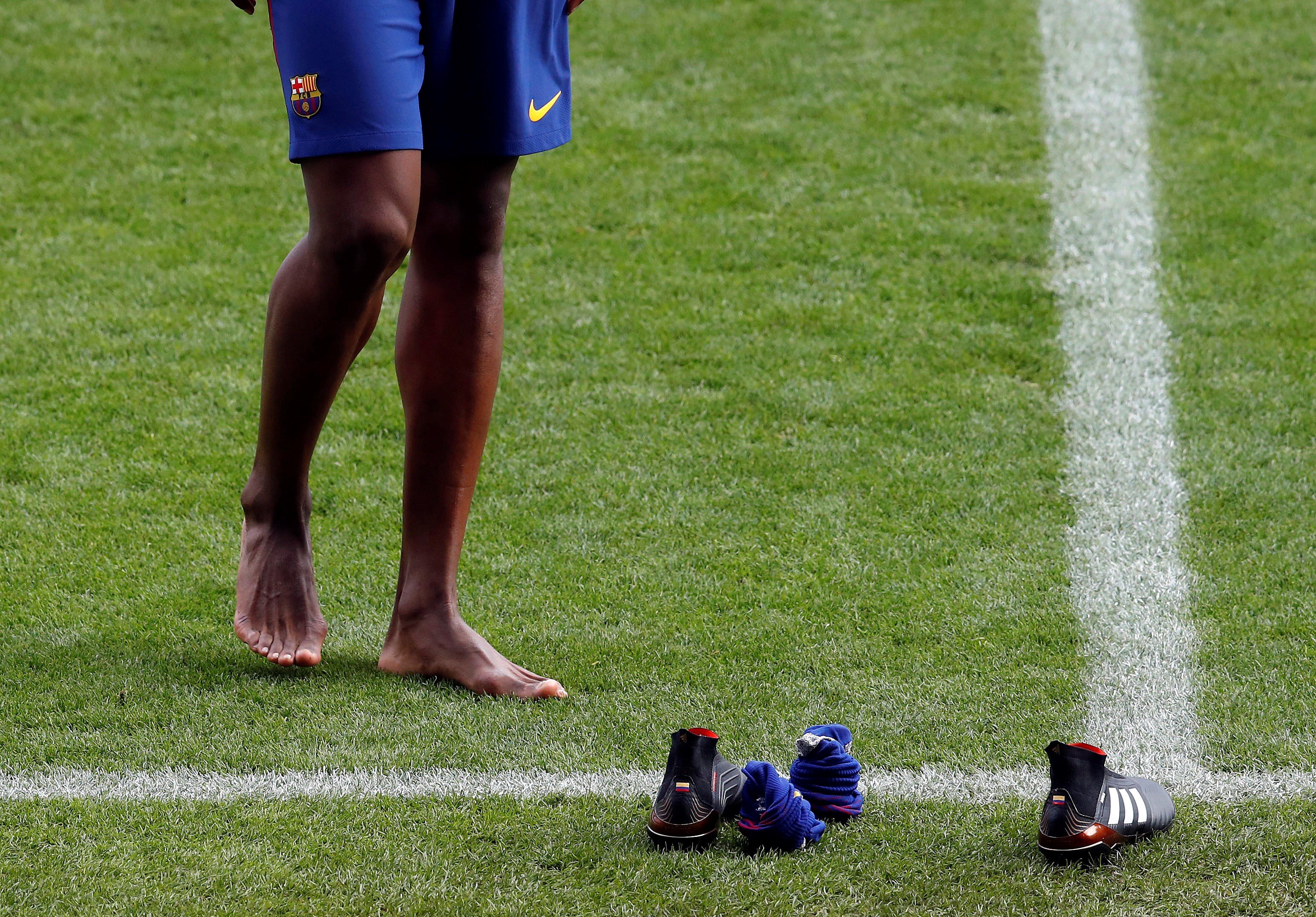 Yerri Mina pisó descalzo el césped del Camp Nou