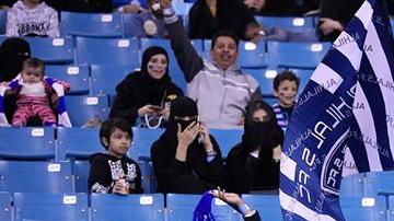 La fiesta de las mujeres saudís en el estadio. EFE