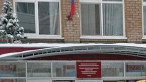 Un equipo de emergencia inspecciona los alrededores de un colegio, escenario de un incidente con arma blanca, en Perm (Rusia)