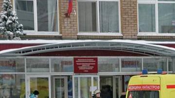 Un equipo de emergencia inspecciona los alrededores de un colegio, escenario de un incidente con arma blanca, en Perm (Rusia)