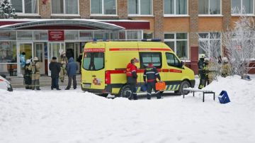 Un equipo de emergencia inspecciona los alrededores de un colegio, escenario de un incidente con arma blanca, en Perm (Rusia)