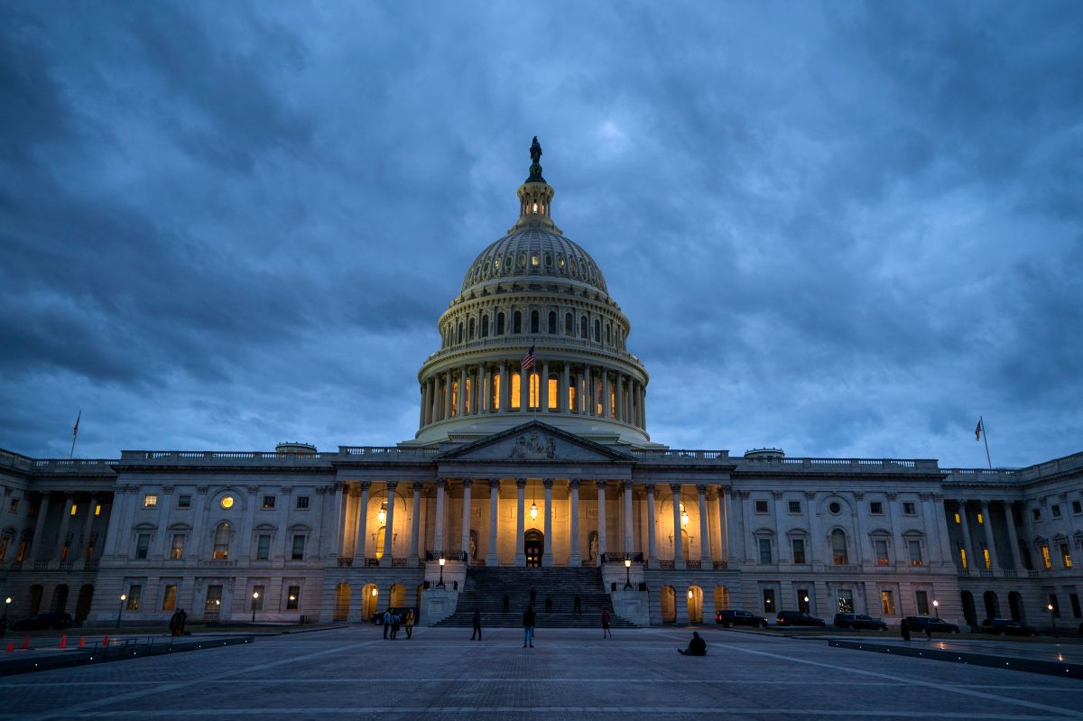 La noche acechaba el Capitolio mientras los legisladores aún debatían el cierre del Gobierno.