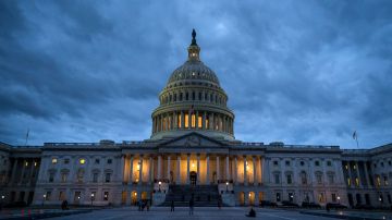 La noche acechaba el Capitolio mientras los legisladores aún debatían el cierre del Gobierno.