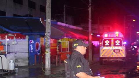 Policías ministeriales resguardan la zona tras el ataque. /EFE